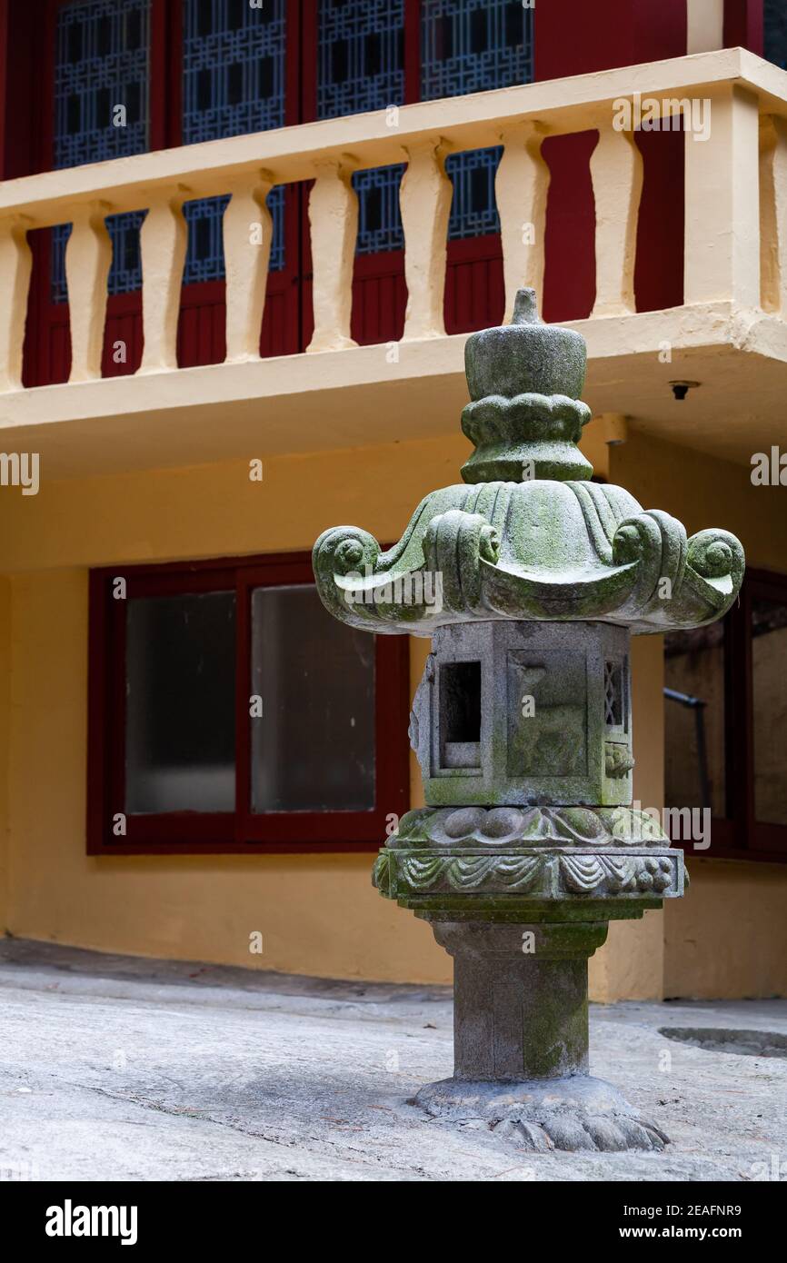 Lanterne en pierre au temple de Gumyeongsa. Busan, Corée du Sud Banque D'Images