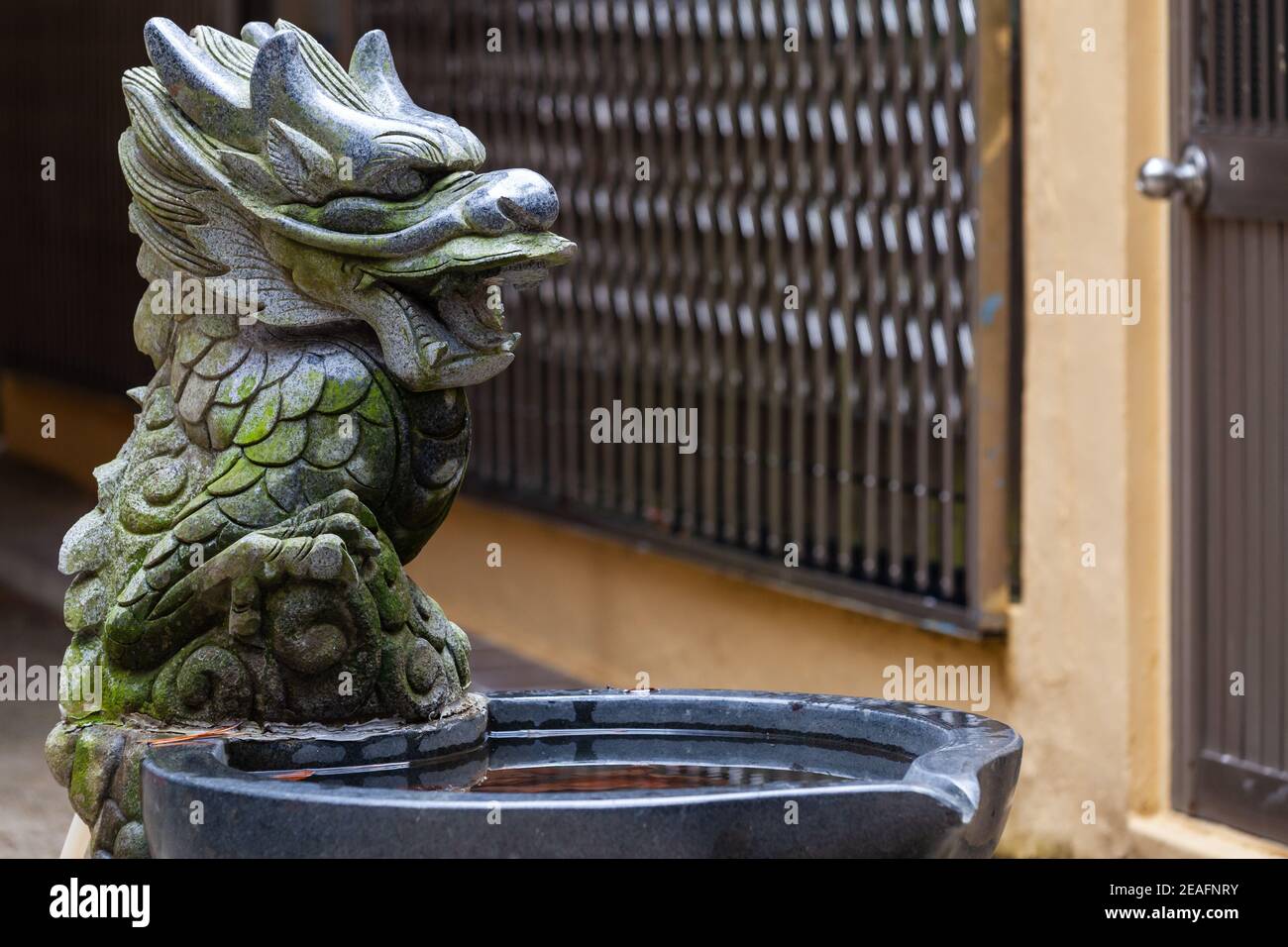 Fontaine du dragon au temple de Gumyeongsa. Busan, Corée du Sud Banque D'Images