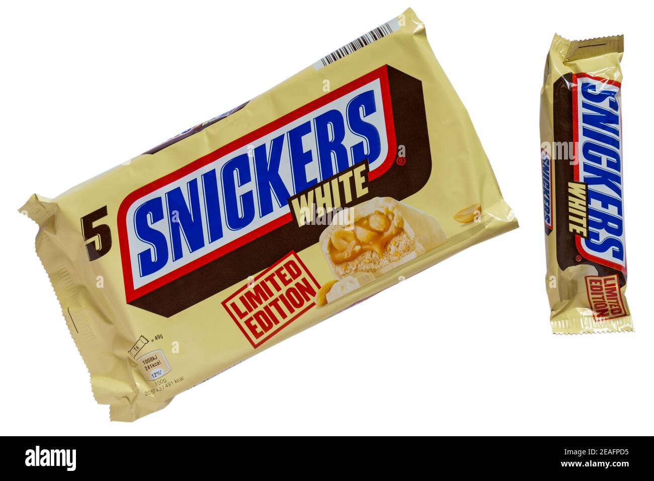 Lot de 5 barres de chocolat blanc Snickers dont une retirée Royaume-Uni  isolé sur fond blanc Photo Stock - Alamy
