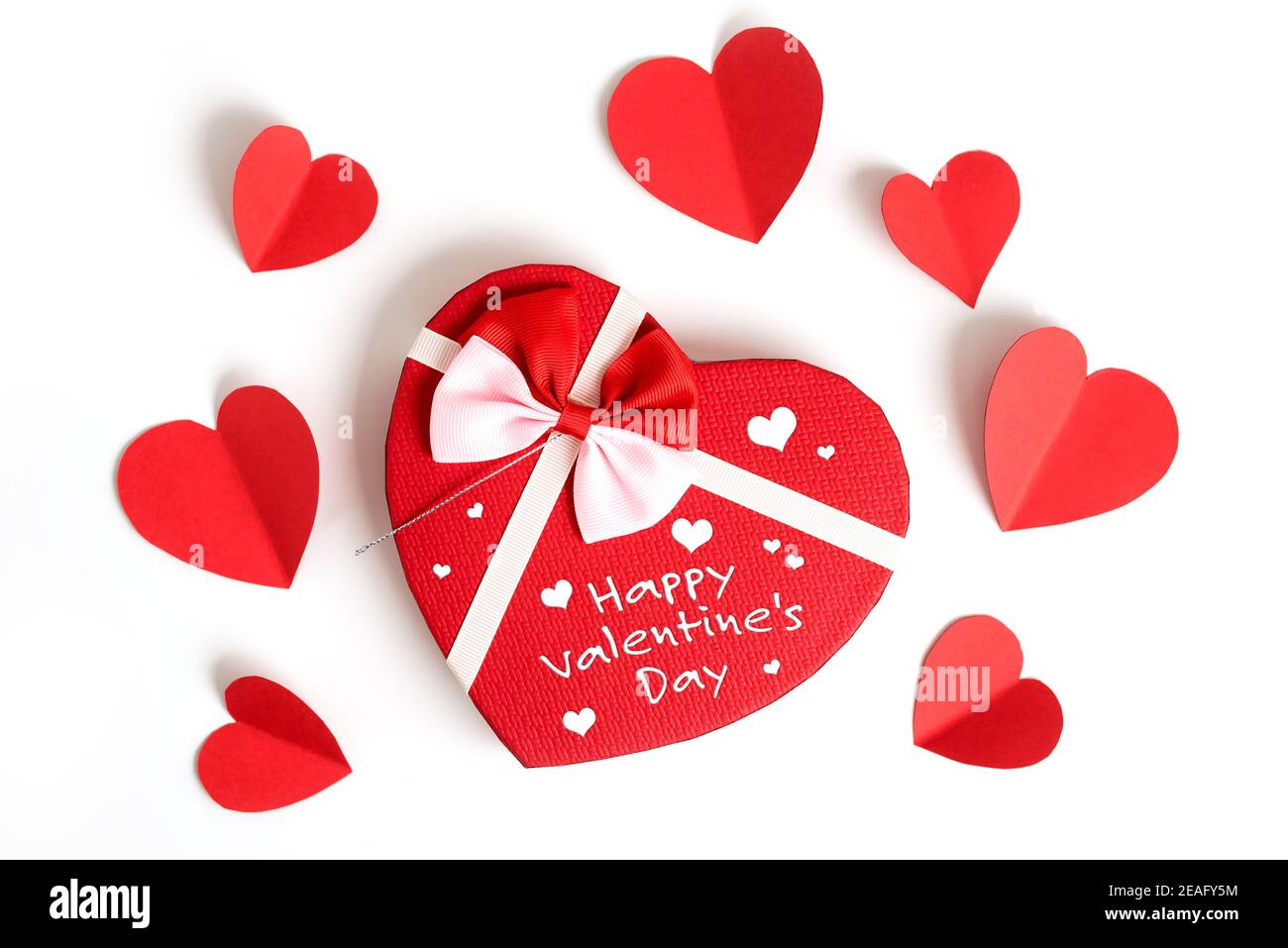 Bonne Saint Valentin, fond de jour de la Saint Valentin avec note écrite, boîte cadeau en forme de coeur avec ruban et petit coeur de papier, sur fond blanc, saint-valentin Banque D'Images