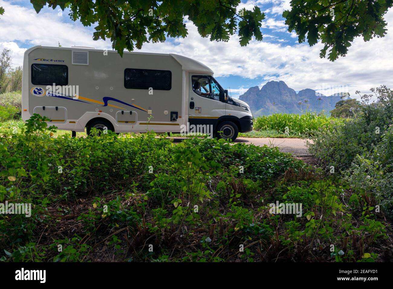 Autocaravane avec la chaîne de montagnes à Franschhoek en arrière-plan, Cap occidental, Afrique du Sud Banque D'Images