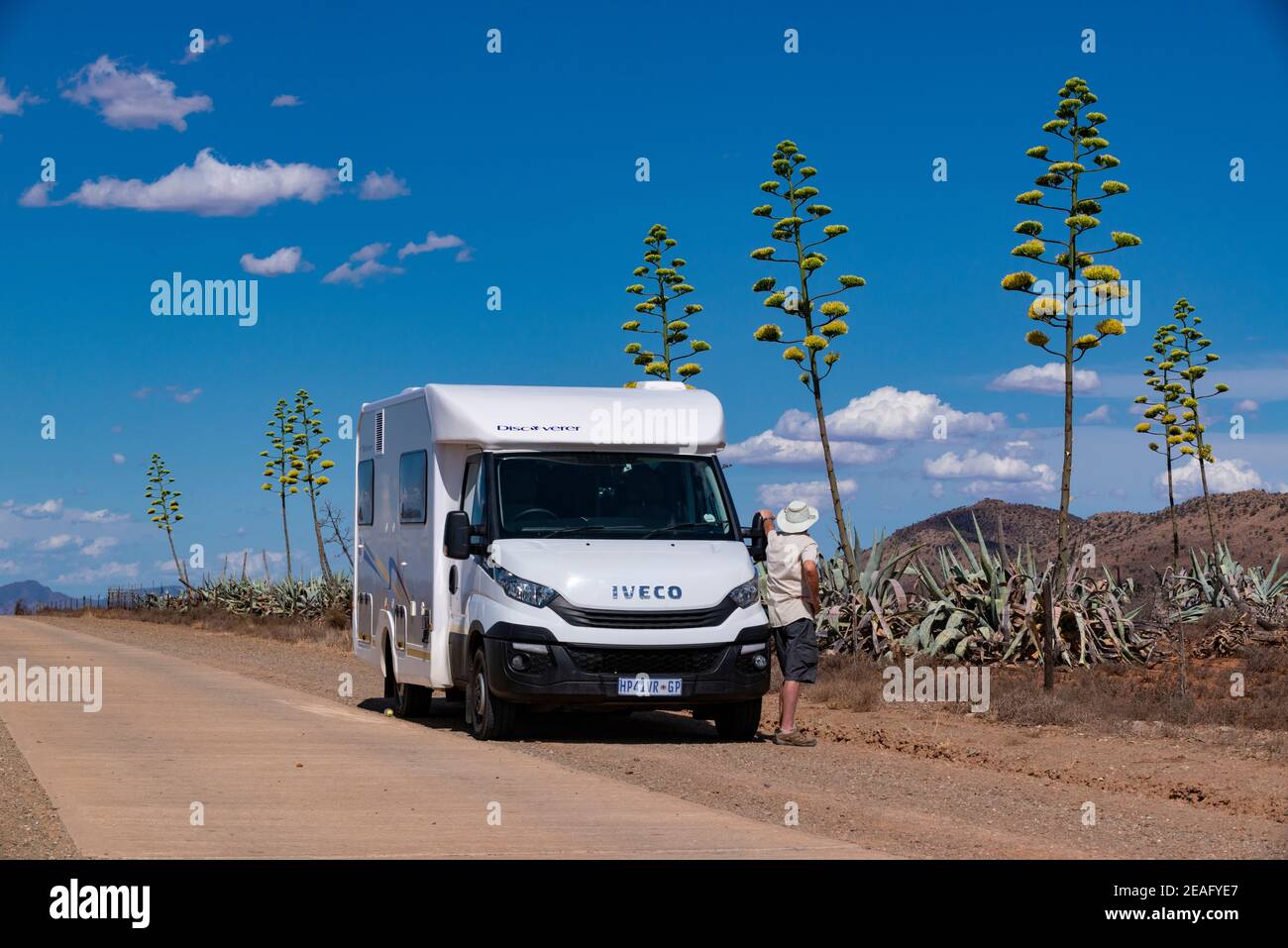 Le chauffeur repose sur son autocaravane pour admirer le vaste paysage et sur la route du jardin sur la route du ciment en Afrique du Sud Banque D'Images