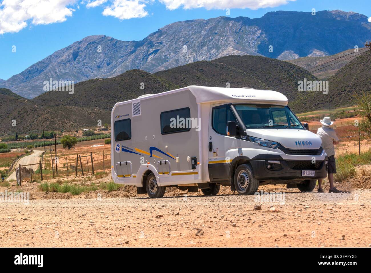 Le chauffeur se repose sur son autocaravane pour admirer le vaste paysage et une chaîne de montagnes sur la route du jardin près du village de Dysselsdorp Afrique du Sud Banque D'Images