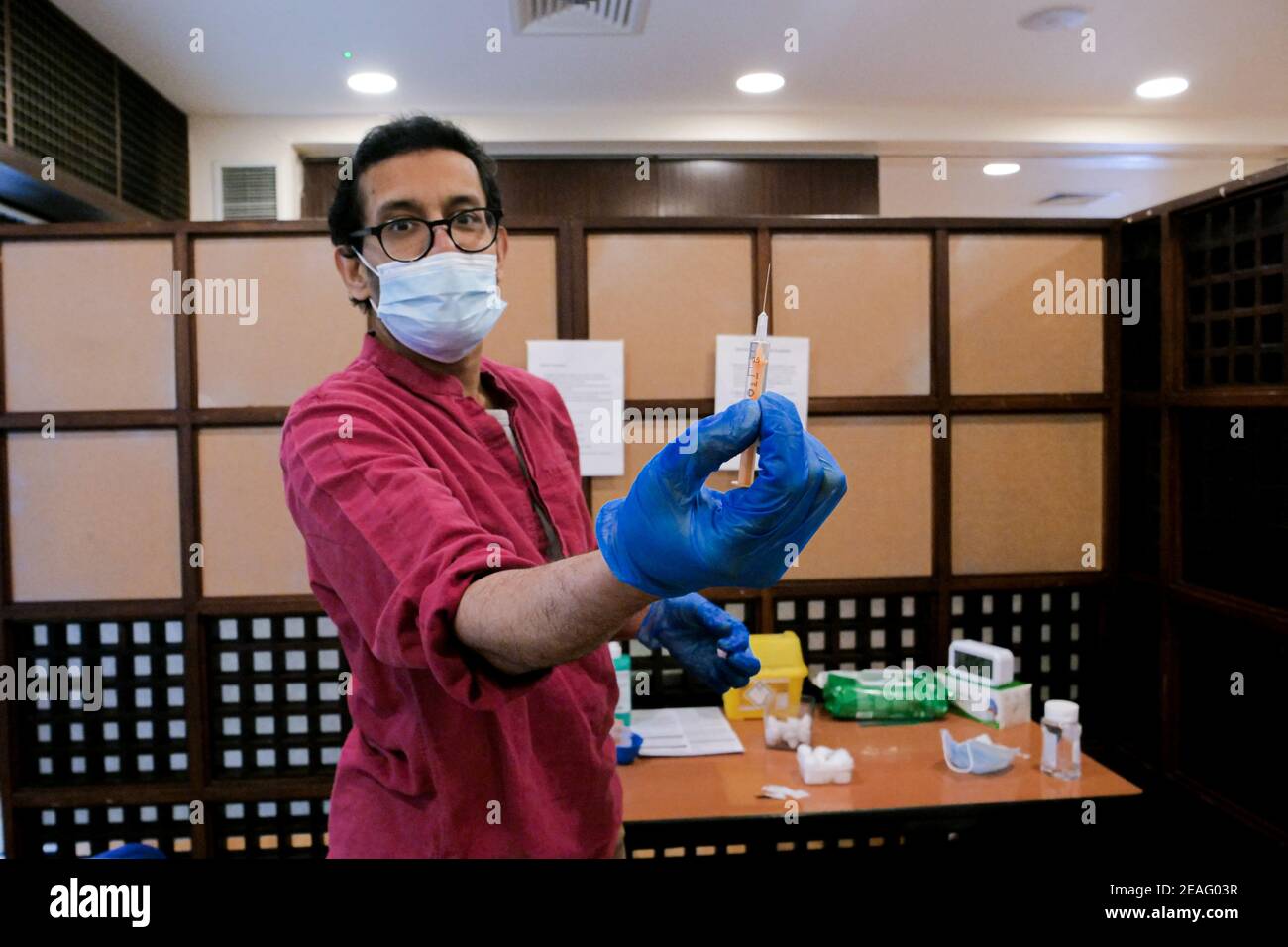 Londres Royaume-Uni - 07 février 2021: Un personnel du NHS montrant le jab dans le nouveau centre de vaccination Covid-19 Al-Manaar à Londres Banque D'Images