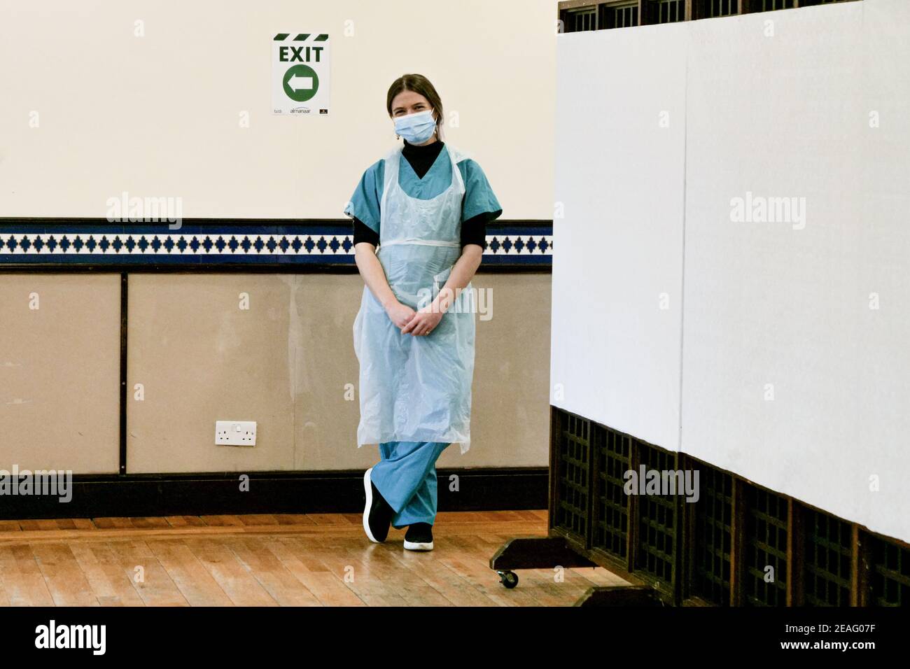 Londres Royaume-Uni - 07 février 2021 : une infirmière du NHS se trouvant à l'intérieur du nouveau centre de vaccination Covid-19, Al-Manaar, à Londres. Banque D'Images