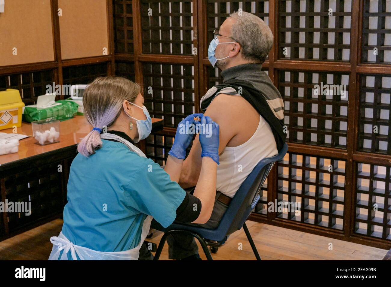 Londres Royaume-Uni - 07 février 2021 : un homme se fait vacciner dans le nouveau centre de vaccination Covid-19 reconverti Al-Manaar à Londres Banque D'Images