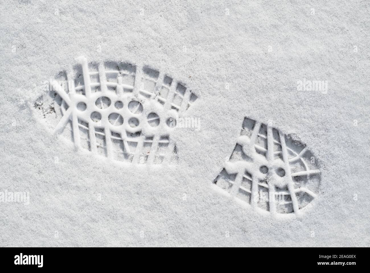 Empreinte/empreinte clairement définie dans la neige fraîche de caoutchouc semelle à ergots avec indentations profondes de chaussures d'alpinisme / randonnée démarrez en hiver Banque D'Images