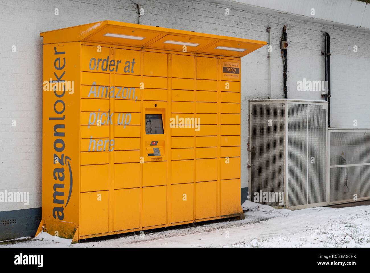 Point de collecte des casiers Amazon à Southend on Sea, Essex, Royaume-Uni, avec la neige de Storm Darcy Banque D'Images