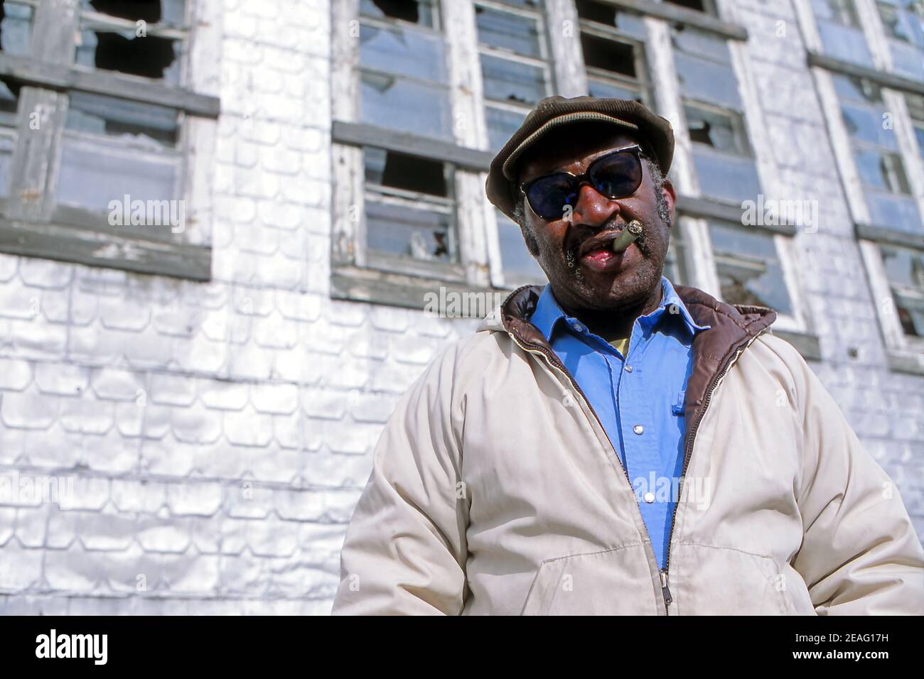 Portrait d'un homme d'âge moyen afro-américain qui fume un cigare Banque D'Images