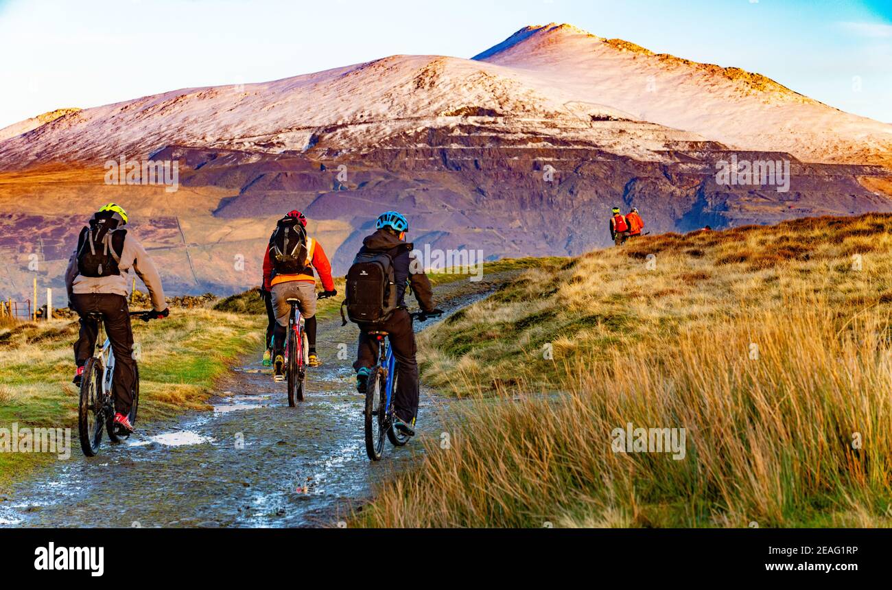 Carrière de Dinorwig, Llanberis, vue de Moel Eilio, avec les sommets d'Elidir Fach et d'Elidir Fawr qui s'élèvent au-dessus de la carrière. Pris le 5 décembre 2020. Banque D'Images