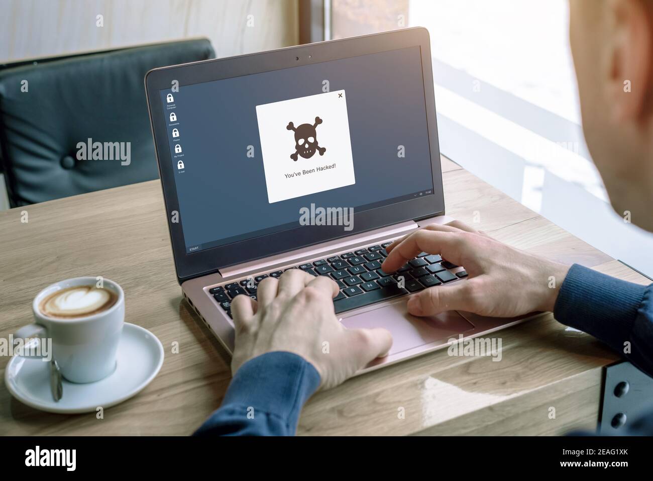 Vous avez été piraté message sur le concept d'écran d'ordinateur portable. Les fichiers et les données sont verrouillés. Homme travaille sur ordinateur Banque D'Images