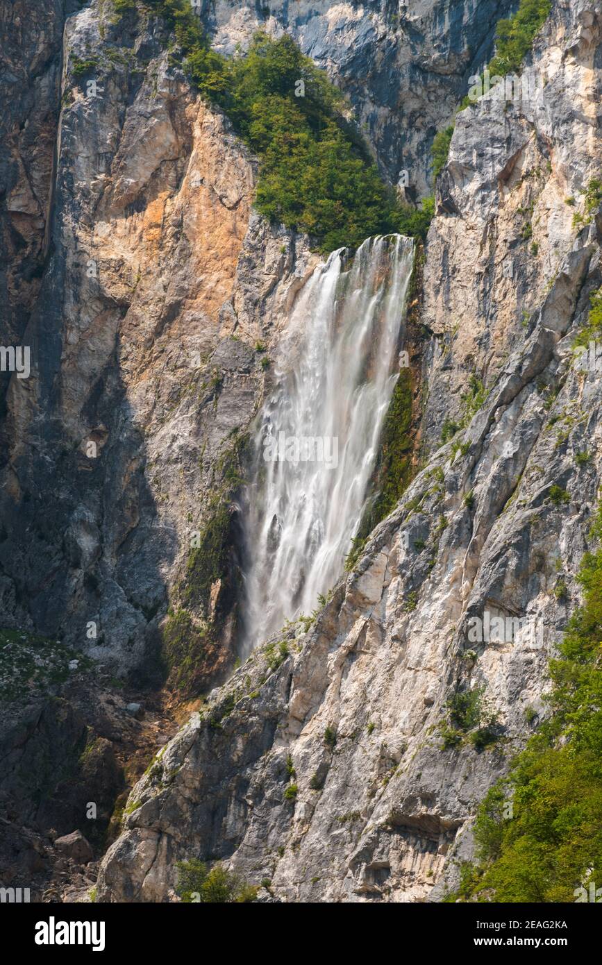 Chute d'eau de Boka dans les Alpes Juliennes, en Slovénie Banque D'Images