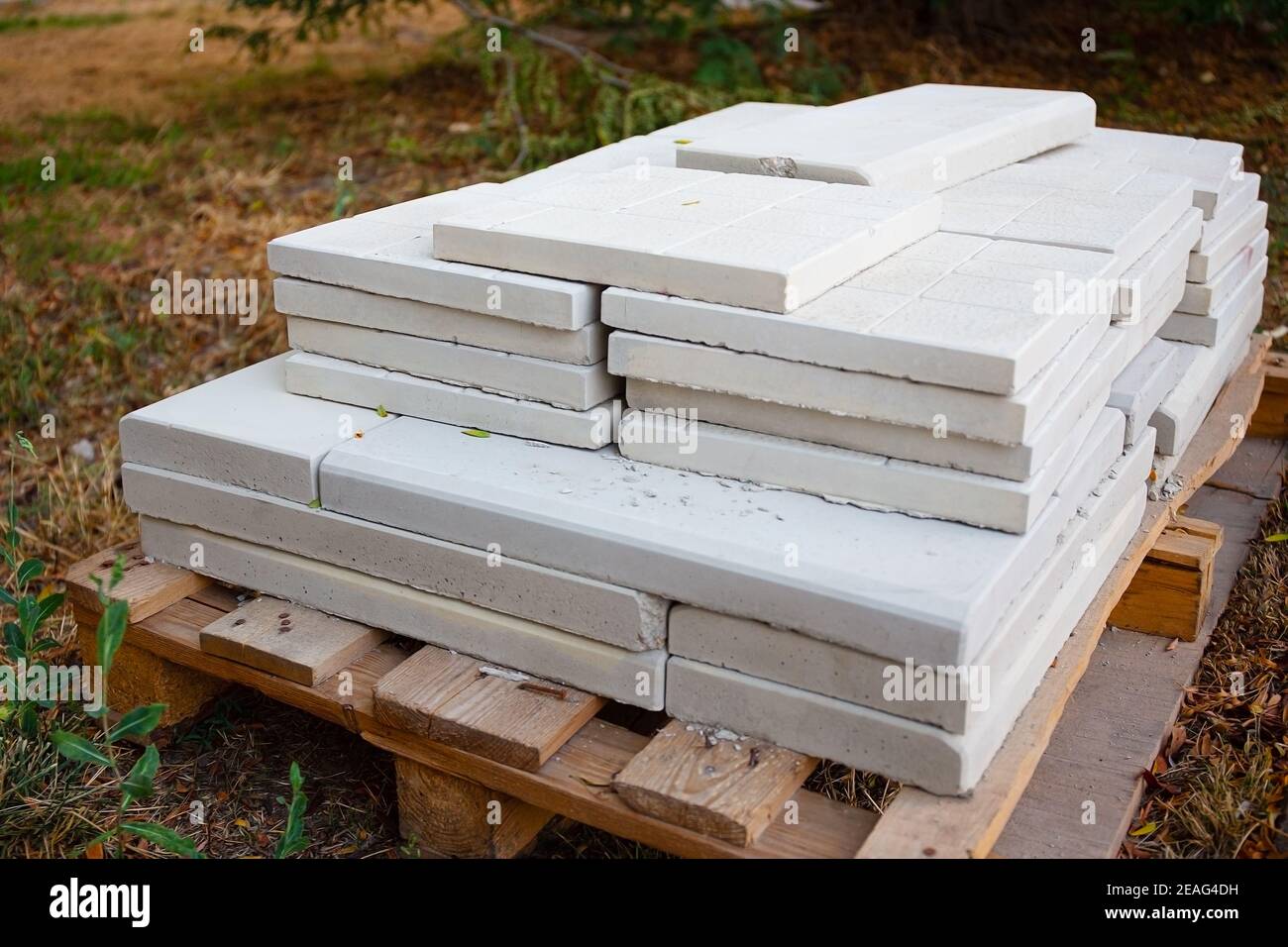 Pavés en pierre blanche pioche pour paver le trottoir piétonnier, gros plan des matériaux de construction. Pile de carreaux pour les trottoirs. Travaux de construction, Banque D'Images