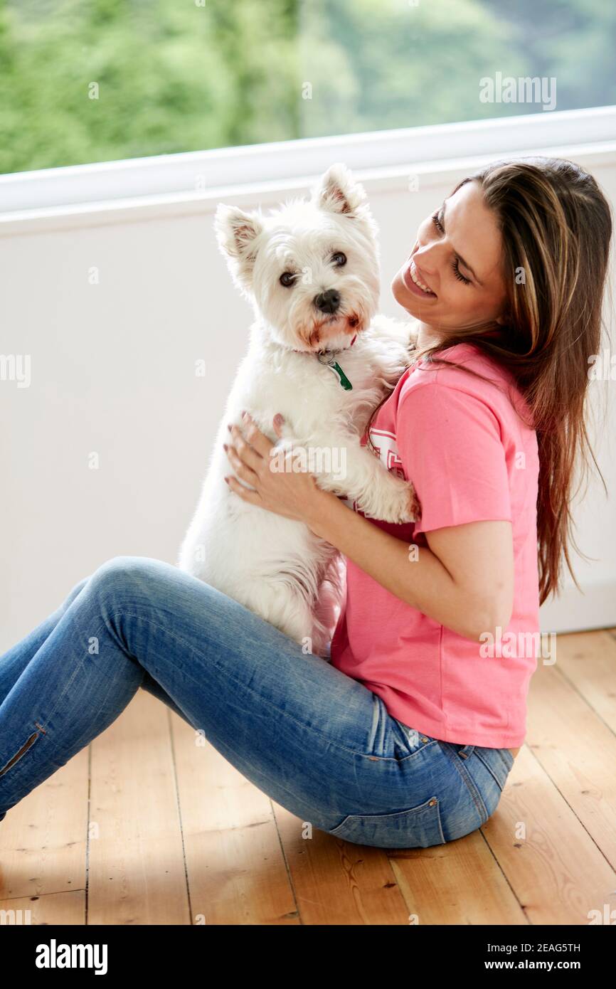 Femme assise avec son chien Banque D'Images