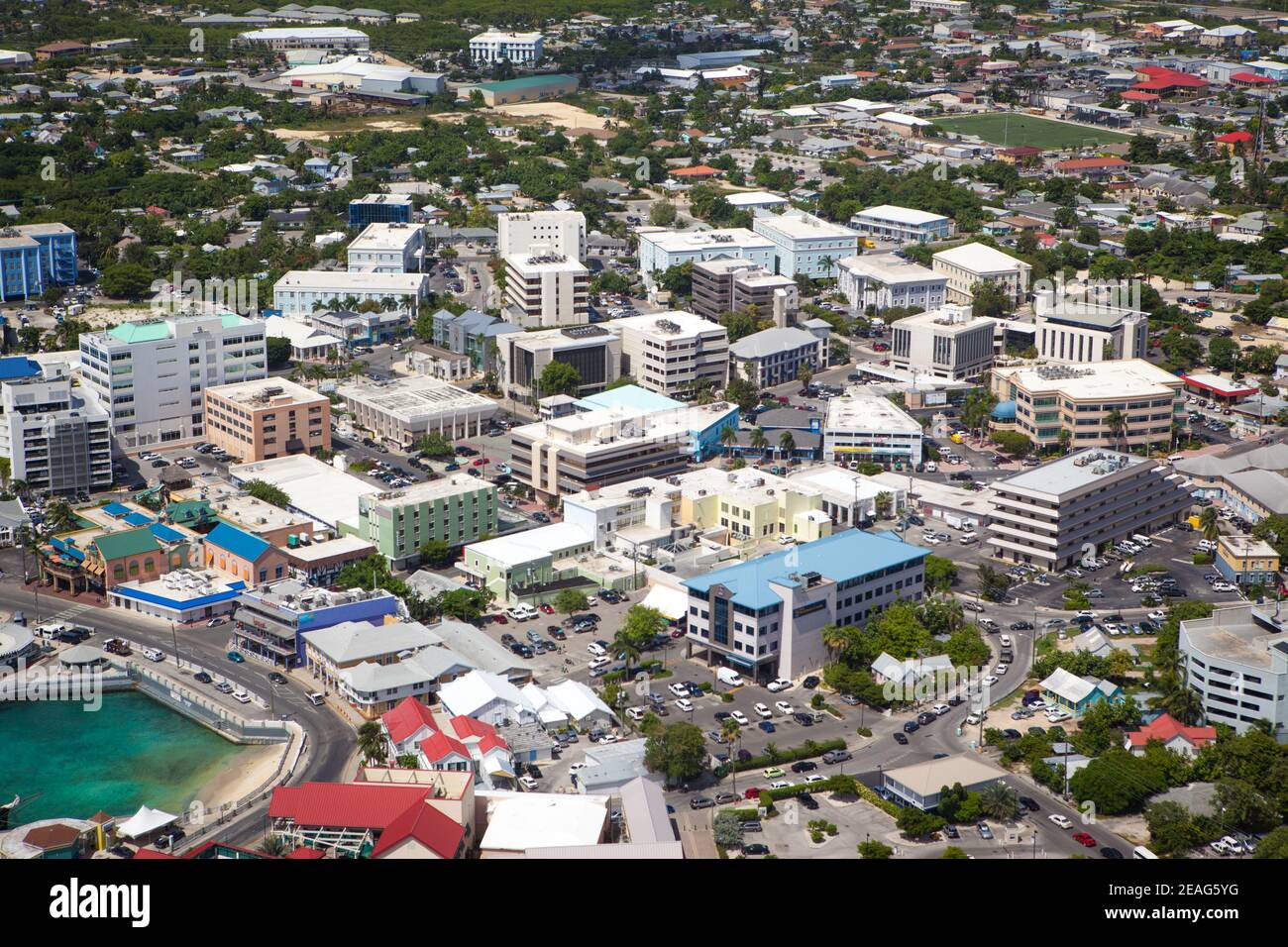 Superbe vue aérienne du littoral du port et du quartier financier du centre-ville de Captol, George Town Grand Cayman, îles Caïman, Caraïbes Banque D'Images