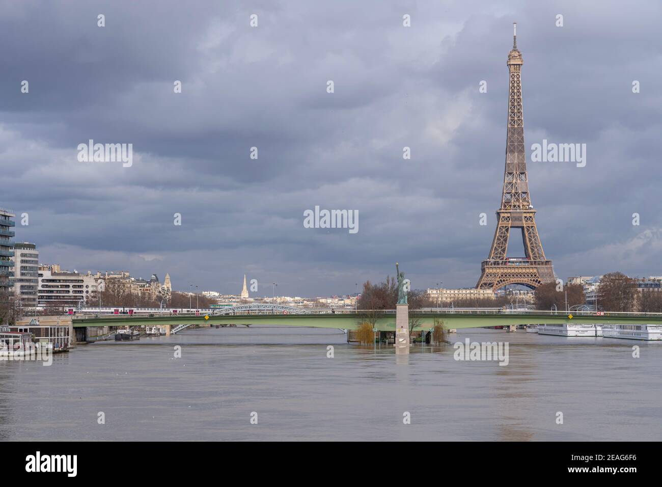 Paris, France - 02 05 2021 : vue panoramique sur la Seine en inondation avec la Statue de la liberté Paris, le pont Grenelle, la Tour Eiffel et Grenelle Banque D'Images