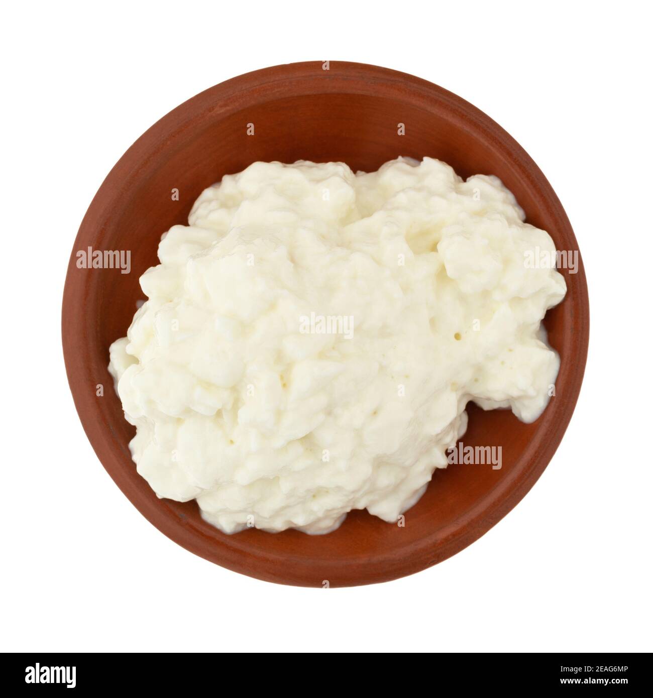 Vue de dessus d'un bol de petit fromage cottage au lait entier caillé isolé sur un fond blanc. Banque D'Images