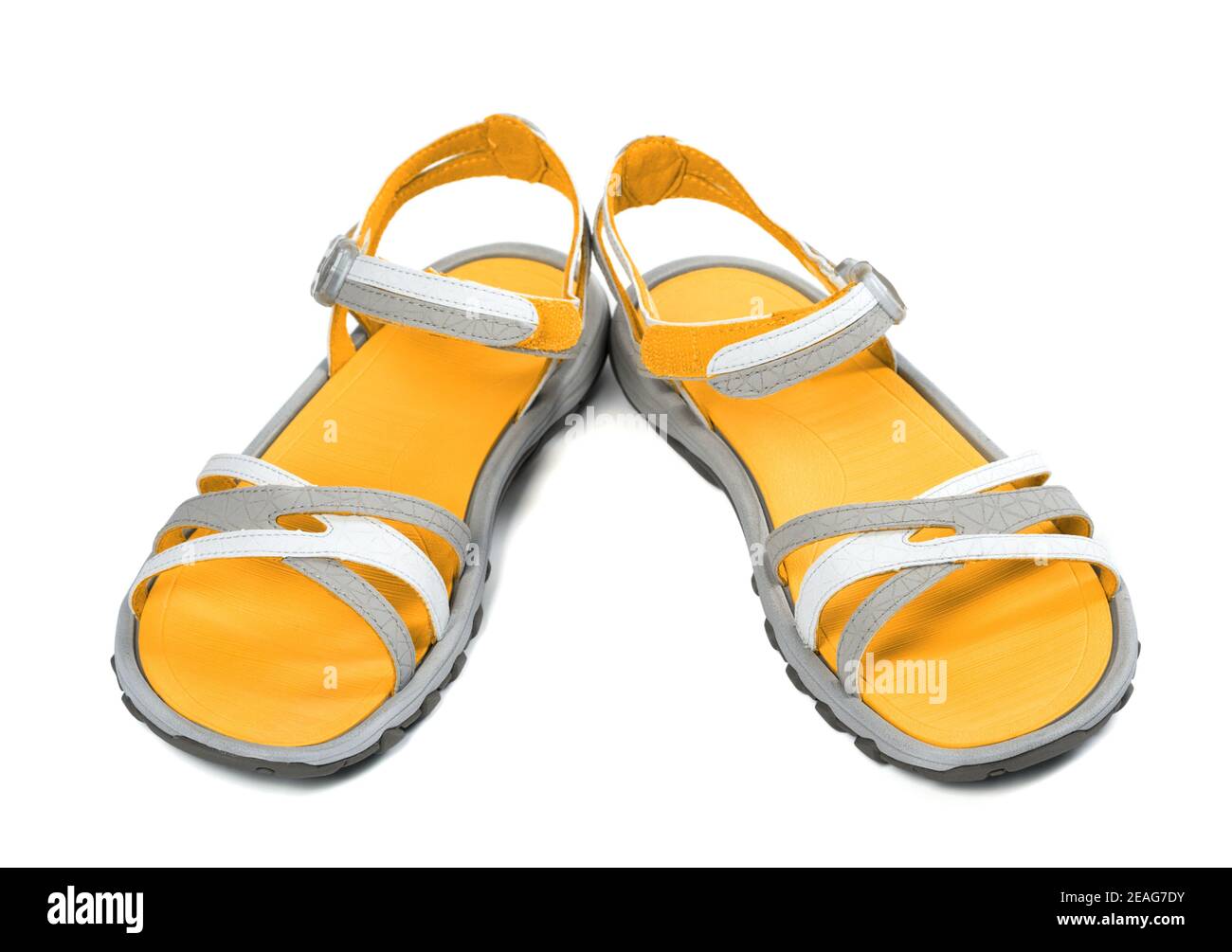 Paire de sandales d'été pour femmes. Isolé sur fond blanc. Banque D'Images