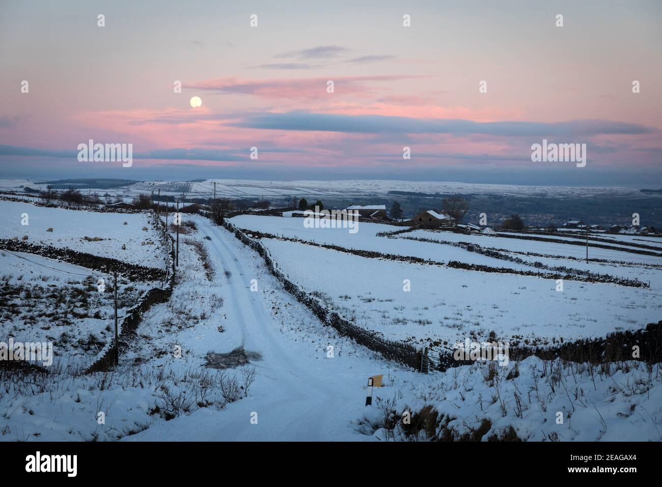 Une pleine lune s'élève au-dessus de Newsholme alors que l'hiver s'approche de la campagne. Banque D'Images