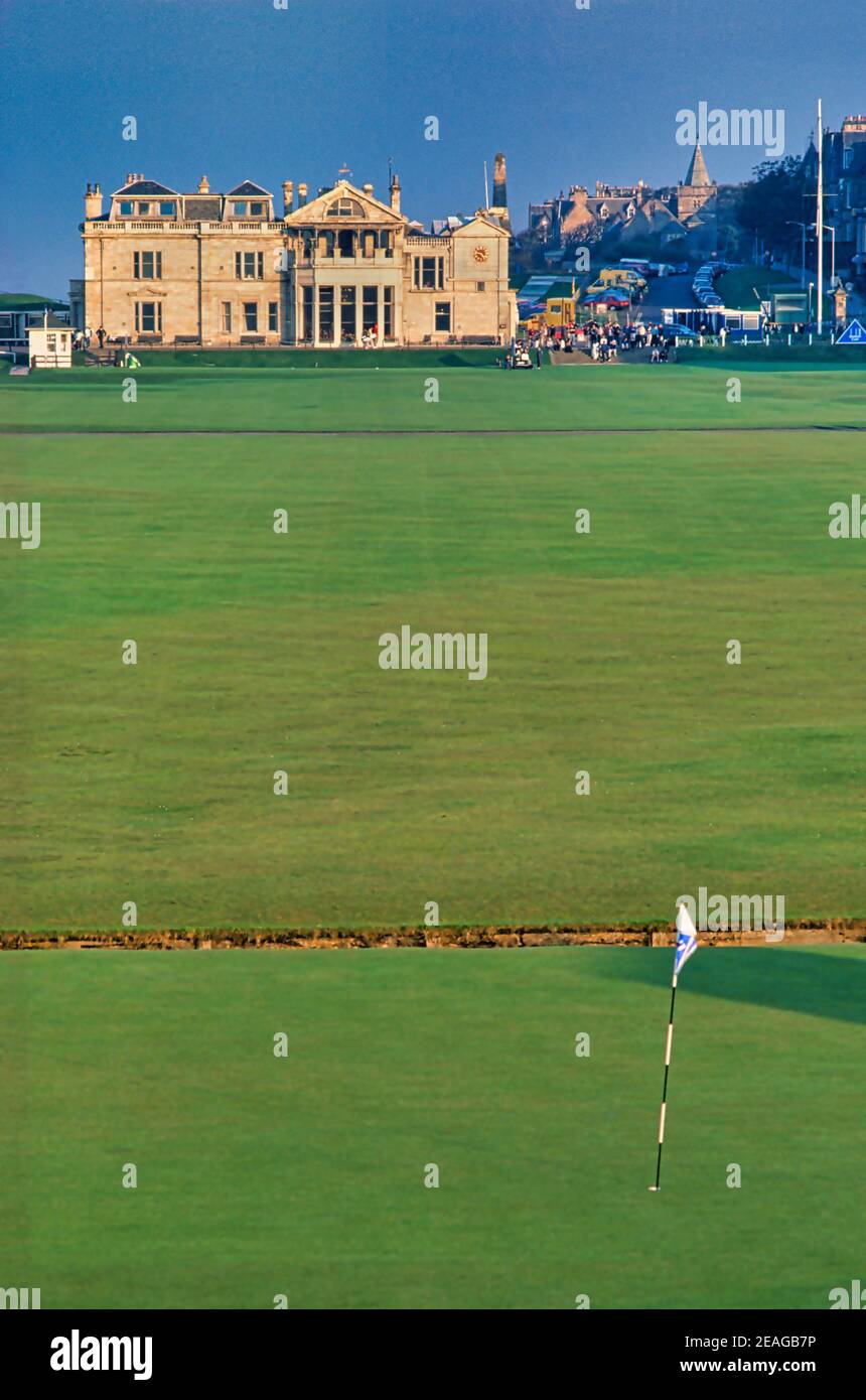 Le Royal and Ancient (R&A) pavillon devant le 1er trou du Old course à St. Andrews, Fife, Écosse, Banque D'Images