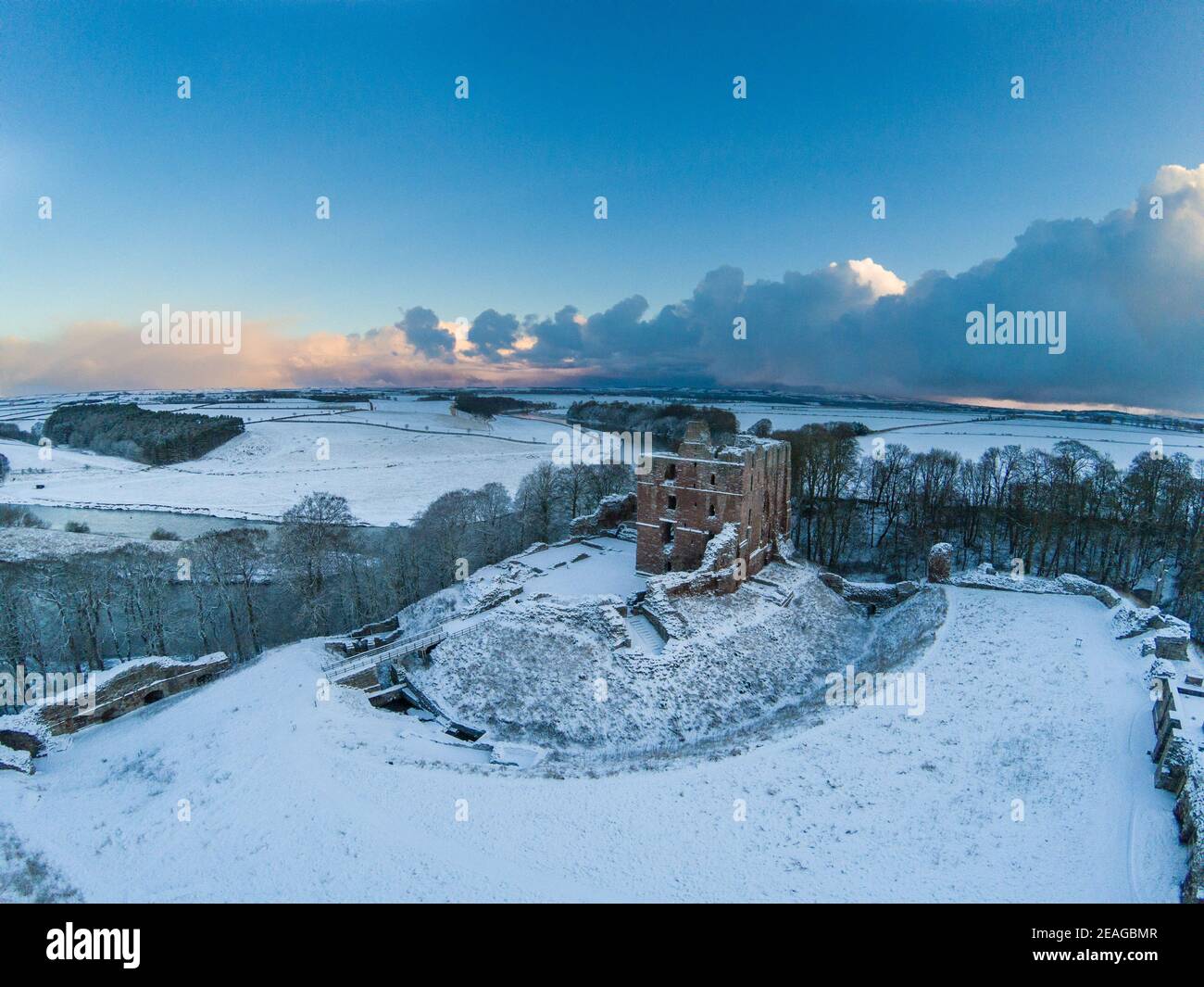 Vue aérienne du château de Norham sur la frontière anglo-écossaise après une chute de neige Banque D'Images