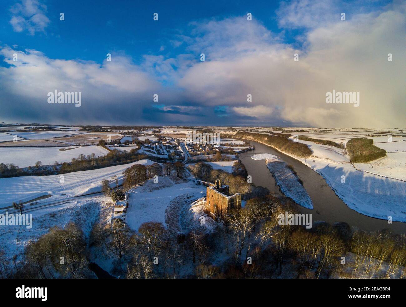 Vue aérienne du château de Norham sur la frontière anglo-écossaise après une chute de neige Banque D'Images