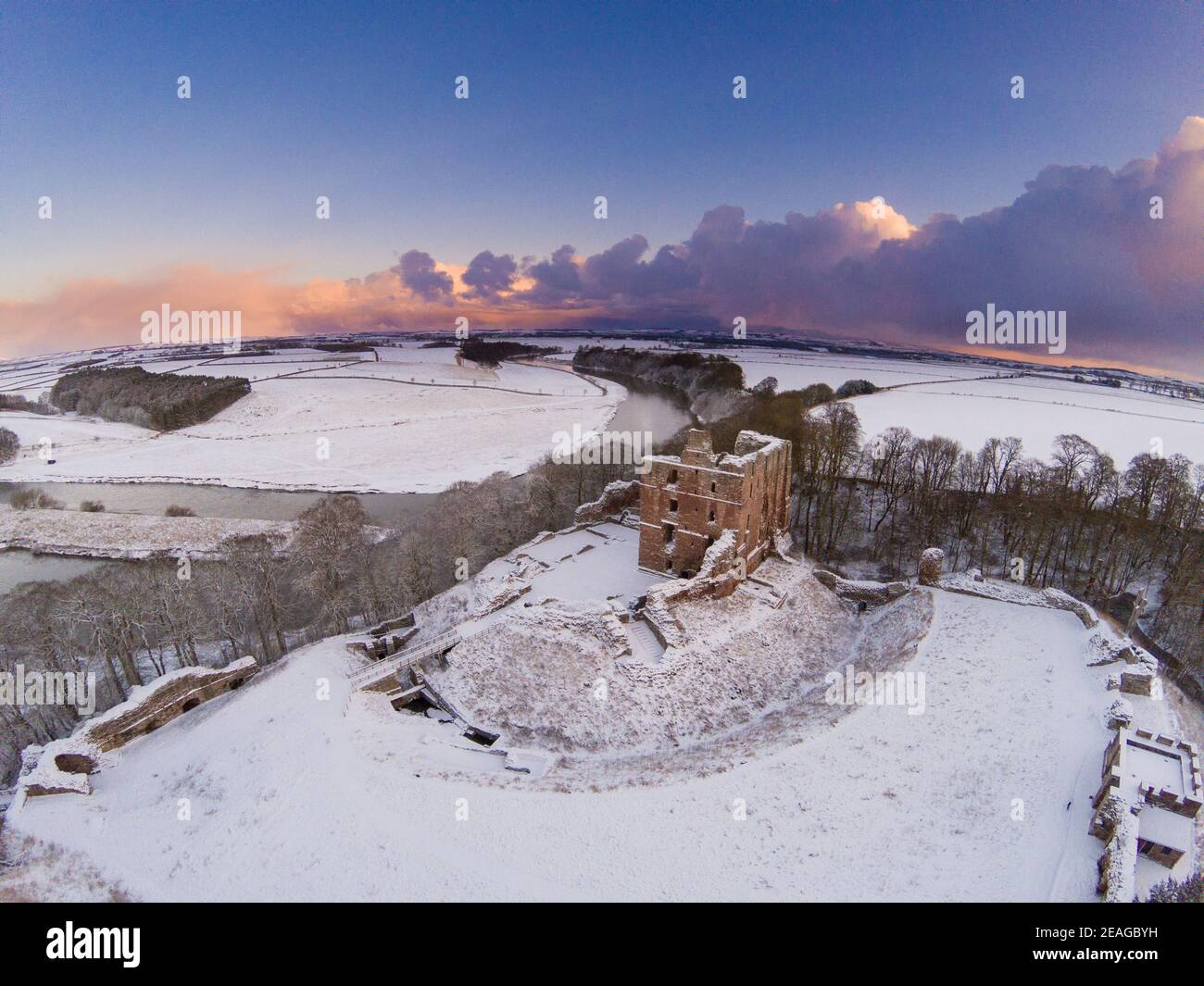 Vue aérienne du château de Norham sur la frontière anglo-écossaise après une chute de neige Banque D'Images