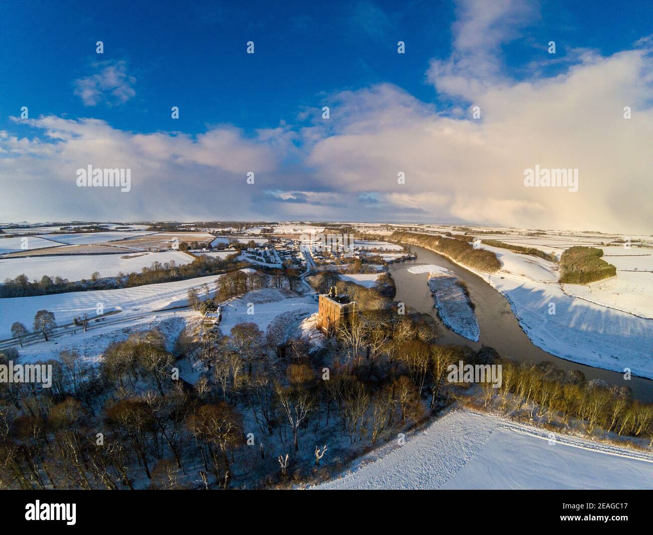 Vue aérienne du château de Norham sur la frontière anglo-écossaise après une chute de neige Banque D'Images
