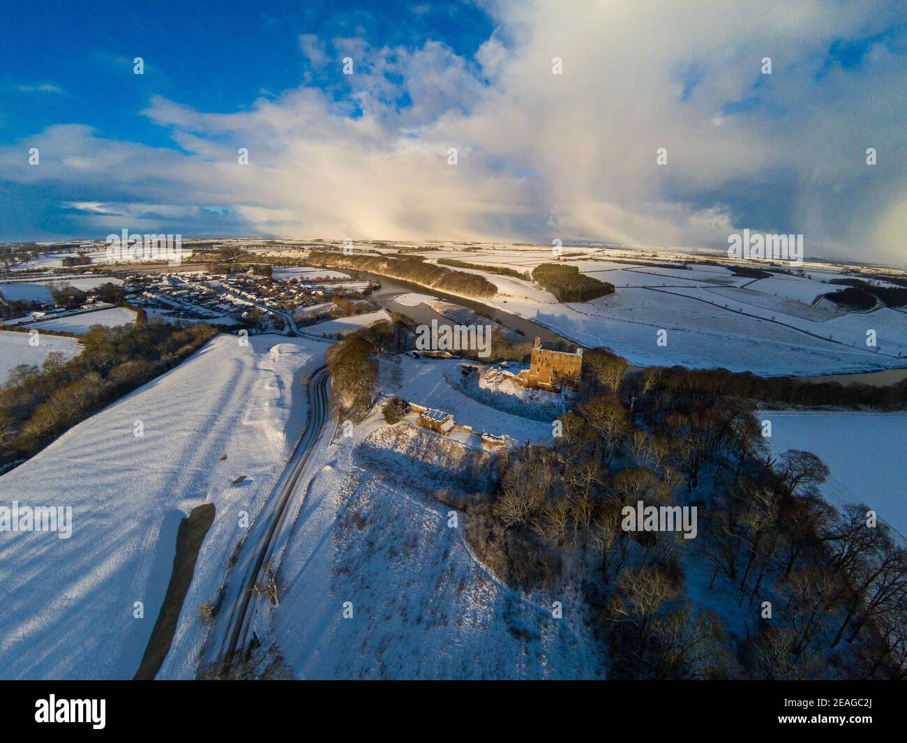 Vue aérienne du château de Norham sur la frontière anglo-écossaise après une chute de neige Banque D'Images