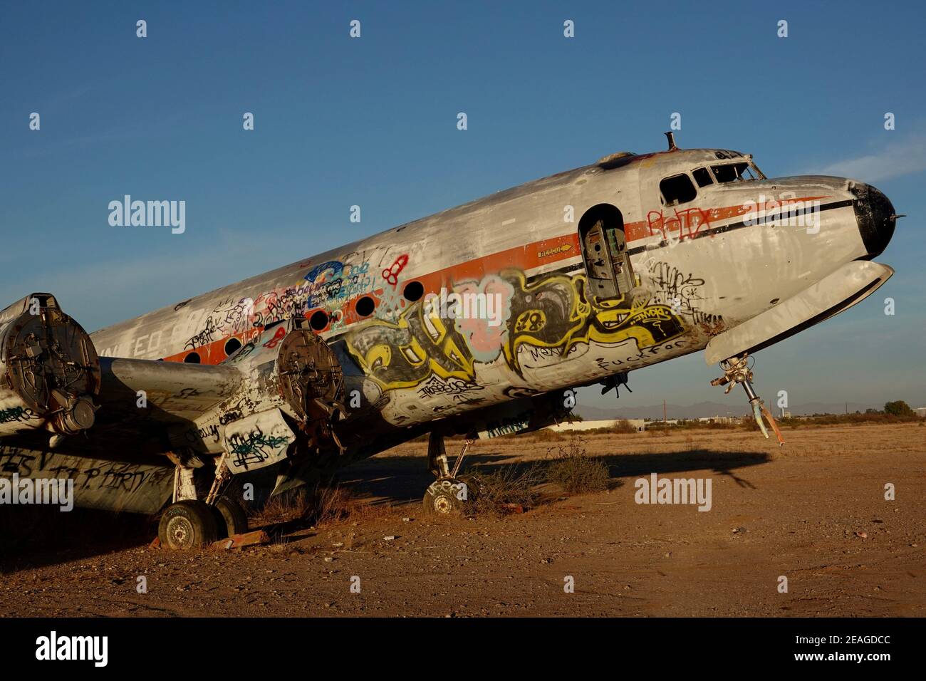 Un avion abandonné couvert de graffiti dans la nature sauvage du désert à l'extérieur de Phoenix, Arizona. Banque D'Images