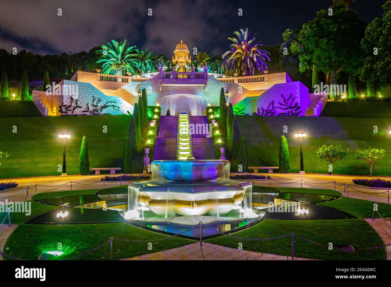 Vue de nuit sur les jardins de Bahai à Haïfa, Israël Banque D'Images