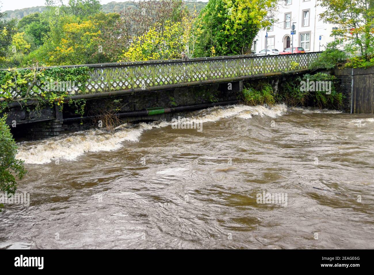 TREFOREST, PONTYPRIDD, PAYS DE GALLES - OCTOBRE 2018 : l'eau de la rivière lutte pour s'écouler sous un pont sur la rivière Taff à Treforest, au sud du pays de Galles, après une tempête. Banque D'Images