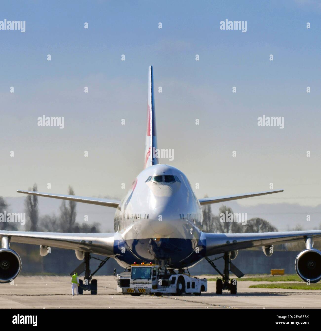 LONDRES, ANGLETERRE - 2019 MARS : le Boeing 747 de British Airways, « Jumbo Jet », est repoussé du terminal par un remorqueur de tracteur pour le départ Banque D'Images