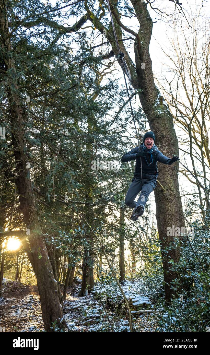 Homme appréciant jouer sur une corde balançoire. Banque D'Images