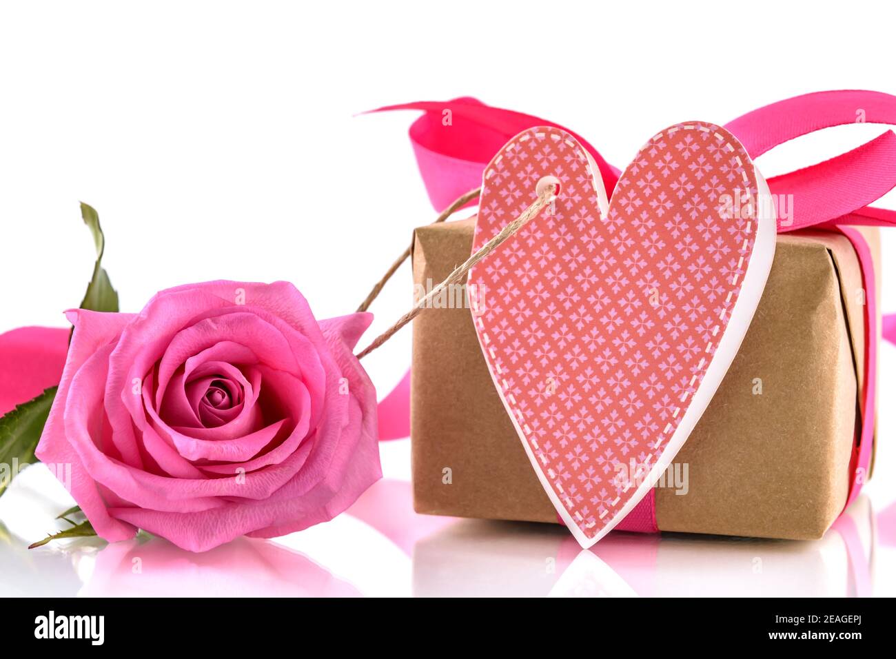Rose rose, boîte cadeau et carte pour messages sur fond blanc. Concept de la Saint-Valentin et de la Journée des femmes. Banque D'Images