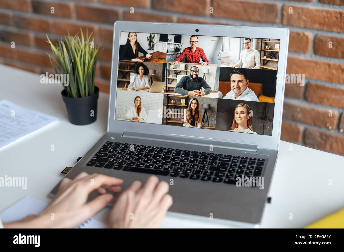 Gros plan d'une femme utilisant une application pour la communication vidéo à distance avec ses collègues, ses amis, ses réunions en ligne et son ordinateur portable avec ses collègues Banque D'Images