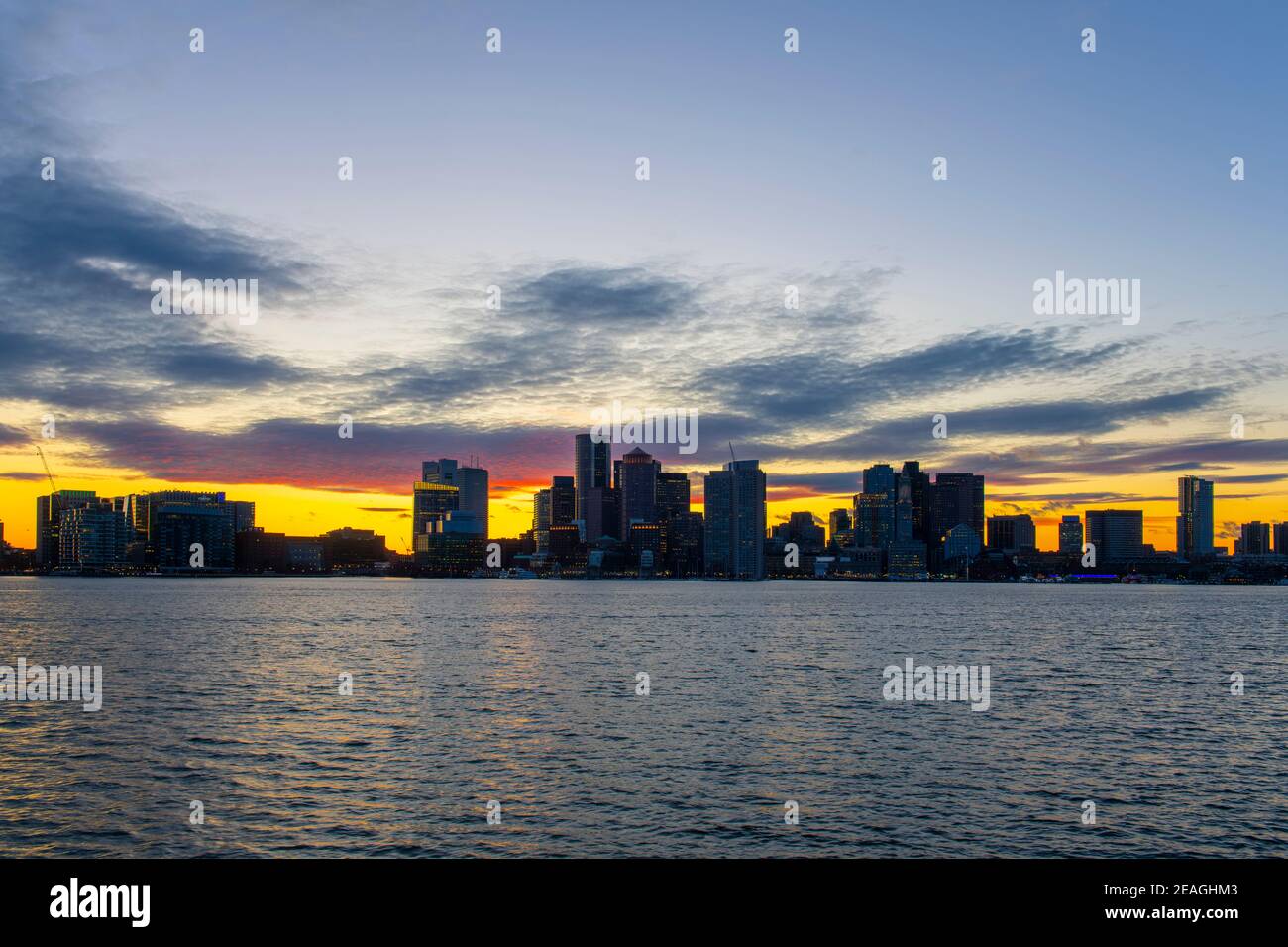 Gratte-ciels de Boston City, Custom House et Boston Waterfront au coucher du soleil depuis East Boston, Boston, Massachusetts ma, États-Unis. Banque D'Images