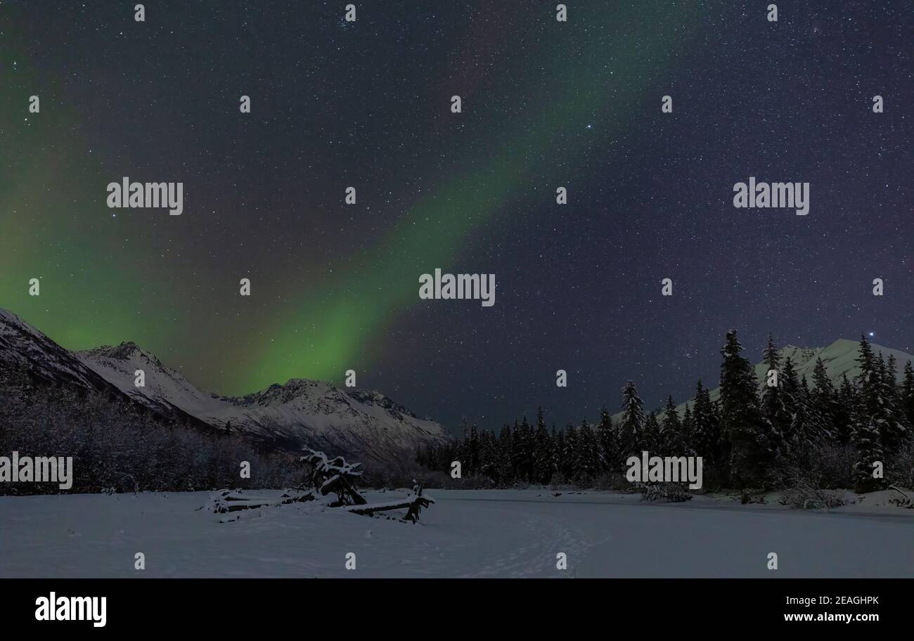 Aurora Borealis au-dessus du pic de Korohusk et de la vallée RAM dans le parc national de Chugach, dans le centre-sud de l'Alaska. Banque D'Images