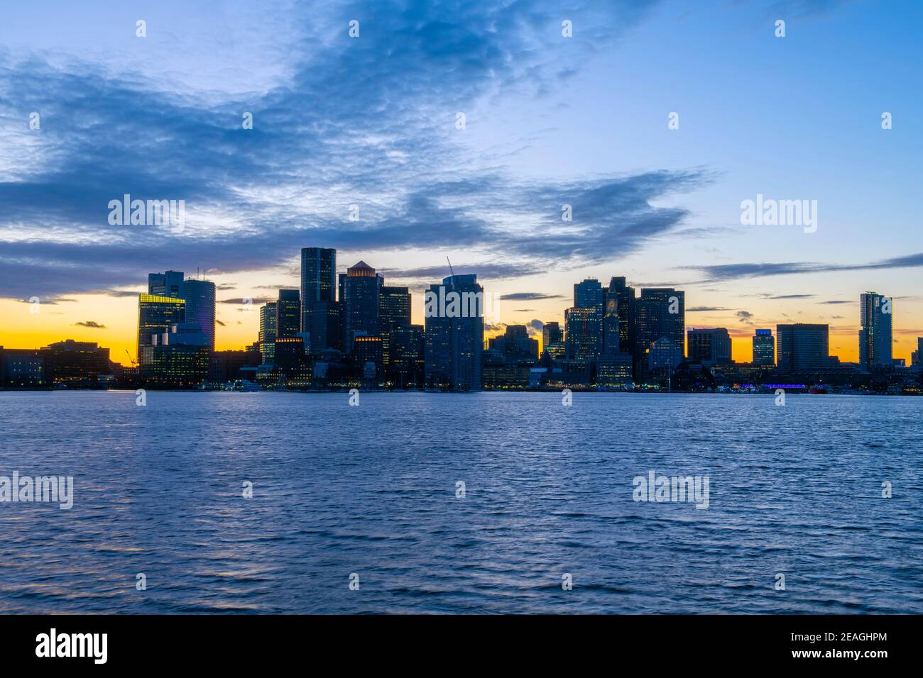 Gratte-ciels de Boston City, Custom House et Boston Waterfront au coucher du soleil depuis East Boston, Boston, Massachusetts ma, États-Unis. Banque D'Images