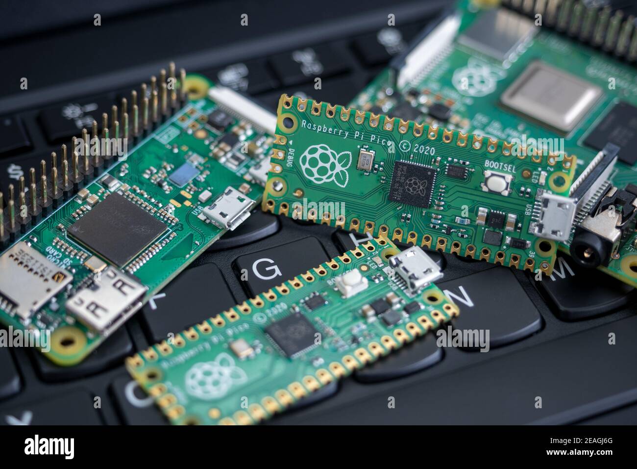 Galati, ROUMANIE - 09 février 2021 : gros plan de Raspberry Pi Pico, Raspberry Pi 4b et Raspberry Pi Zero W sur un clavier d'ordinateur portable. Banque D'Images