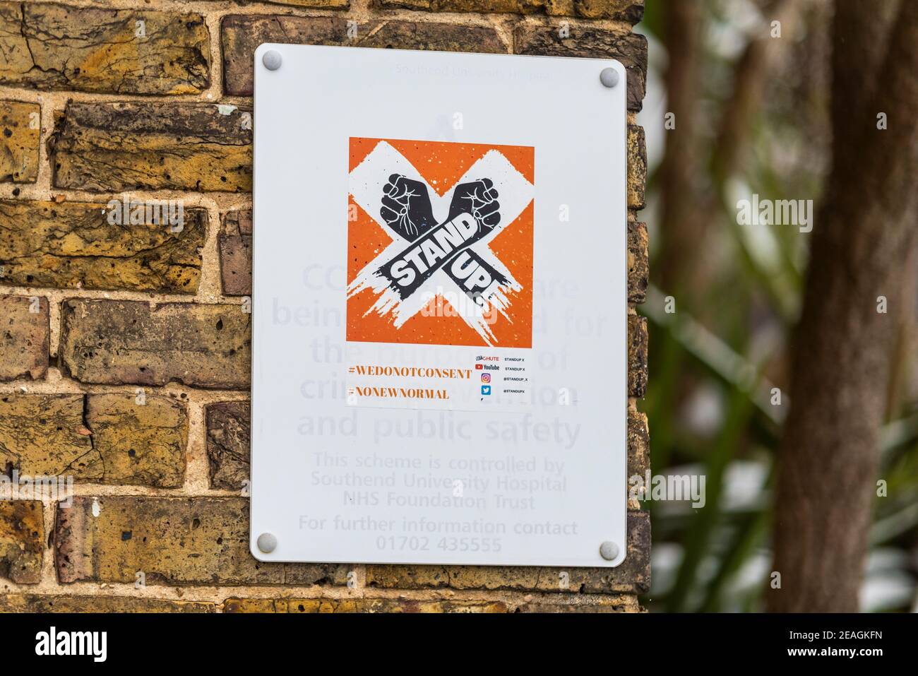 Autocollant « stand Up » placé sur l'avis de sécurité à l'extérieur de l'hôpital universitaire Southend, Essex, Royaume-Uni. Groupe de protestation anti-verrouillage, anti-vaccin Banque D'Images