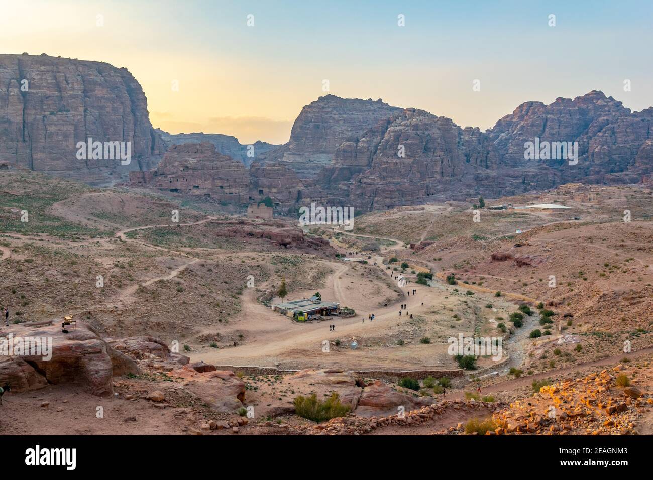 Vue sur la vallée de Petra en Jordanie au coucher du soleil Banque D'Images