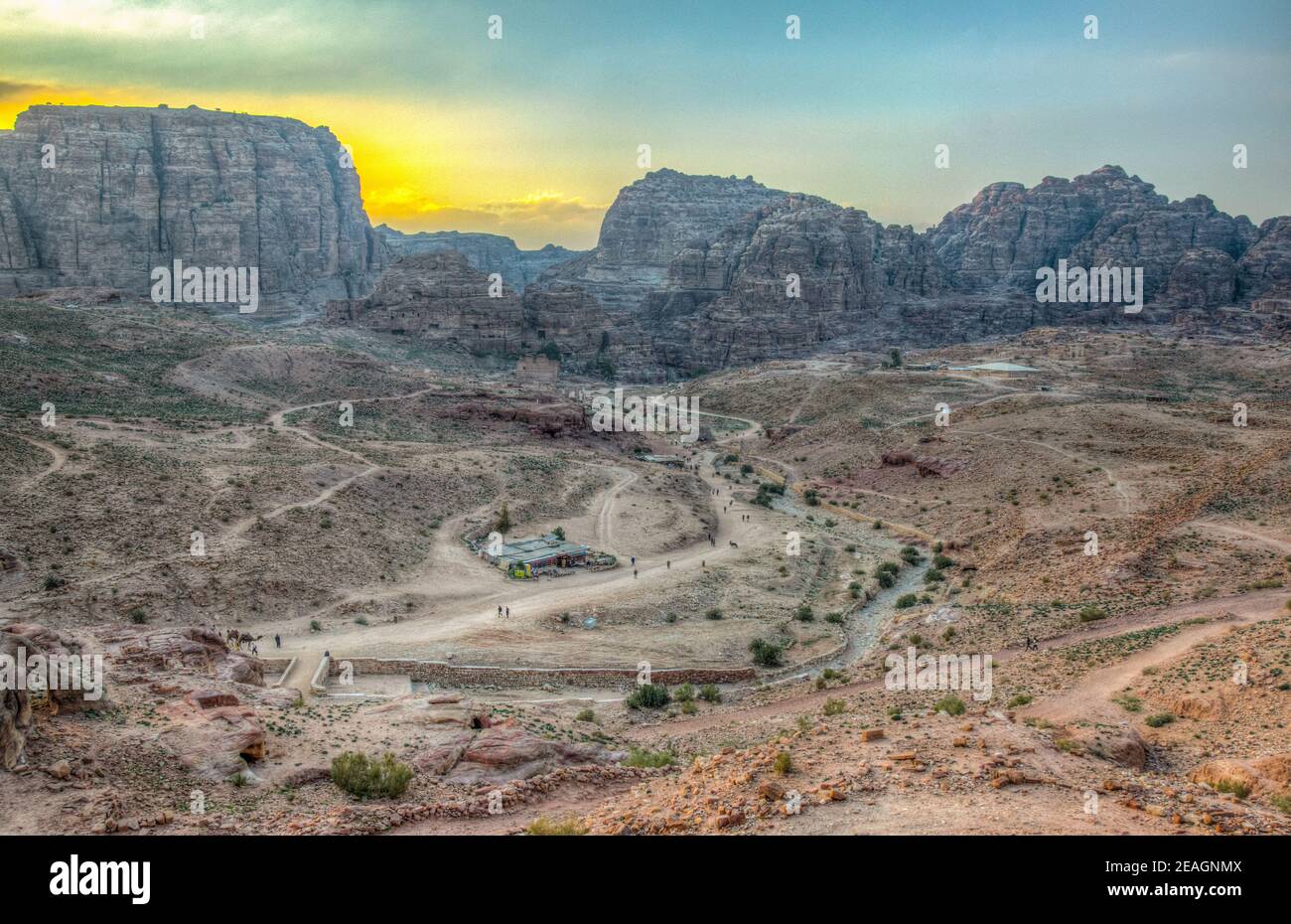 Vue sur la vallée de Petra en Jordanie au coucher du soleil Banque D'Images