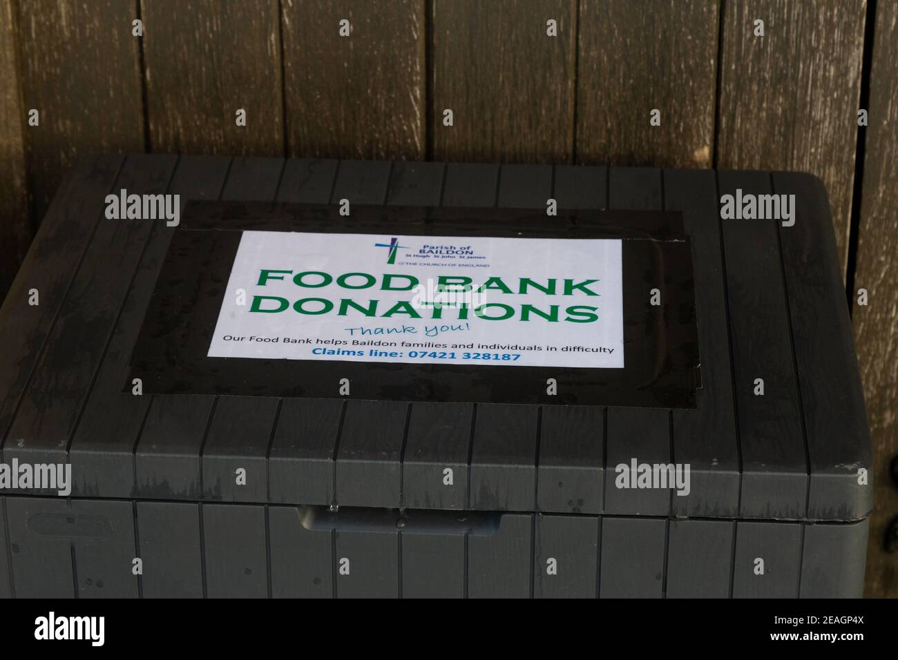 Une boîte de dons de banque alimentaire à l'extérieur d'une église à Baildon, Yorkshire, Angleterre. Banque D'Images