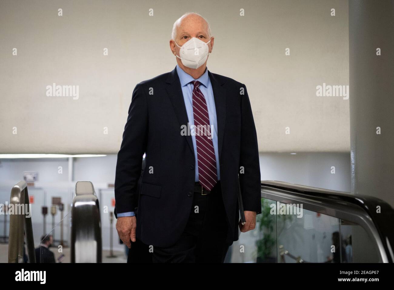 ÉTATS-UNIS - 9 février : le sénateur Ben Cardin, D-Md., traverse le métro du Sénat le premier jour du deuxième procès de destitution de l'ancien président Donald Trump au Capitole des États-Unis à Washington, le mardi 9 février 2021. Trump est accusé d'« incitation à l'insurrection » après que ses partisans aient pris d'assaut le Capitole pour tenter de renverser le résultat des élections de novembre. Credit: Caroline Brehman/Pool via CNP | usage dans le monde entier Banque D'Images
