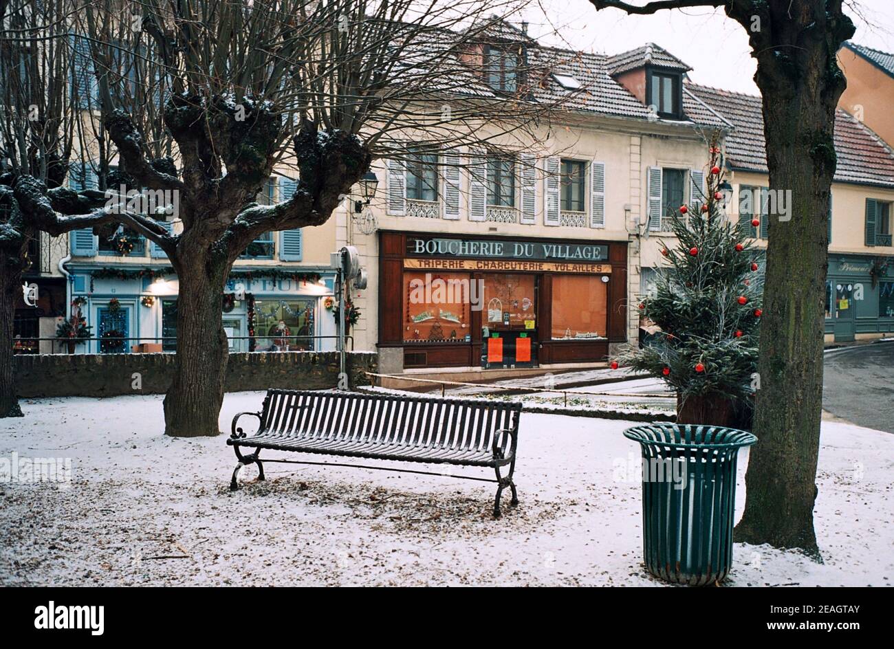 AJAXNETPHOTO. LOUVECIENNES, FRANCE. - CENTRE NEIGEUX À L'HEURE DE NOËL; LIEU FRÉQUENTÉ PAR DES ARTISTES DU XIXE SIÈCLE, DONT CAMILLE PISSARRO ET ALFRED SISLEY.PHOTO:JONATHAN EASTLAND/AJAX REF:TC2587 21 20A Banque D'Images