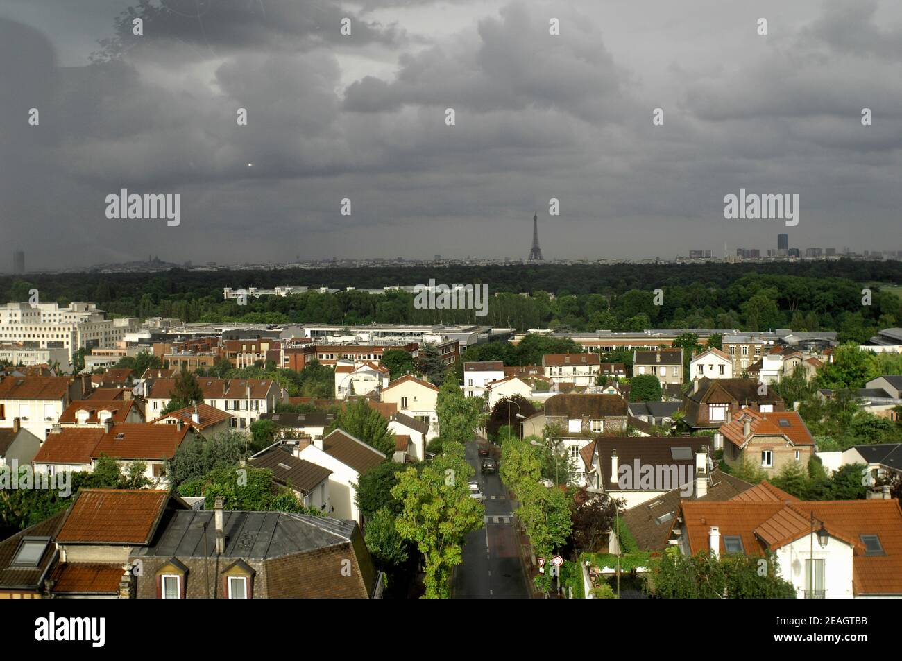 AJAXNETPHOTO. VAL D'OR, FRANCE. - VUE SUR LA VILLE DE PARIS AVEC LA TOUR EIFFEL VISIBLE EN PLEIN CENTRE DEPUIS LE CHEMIN DE FER PRÈS DES BANLIEUES DE VAL D'OR.PHOTO:JONATHAN EASTLAND/AJAX REF: D121506_2625 Banque D'Images