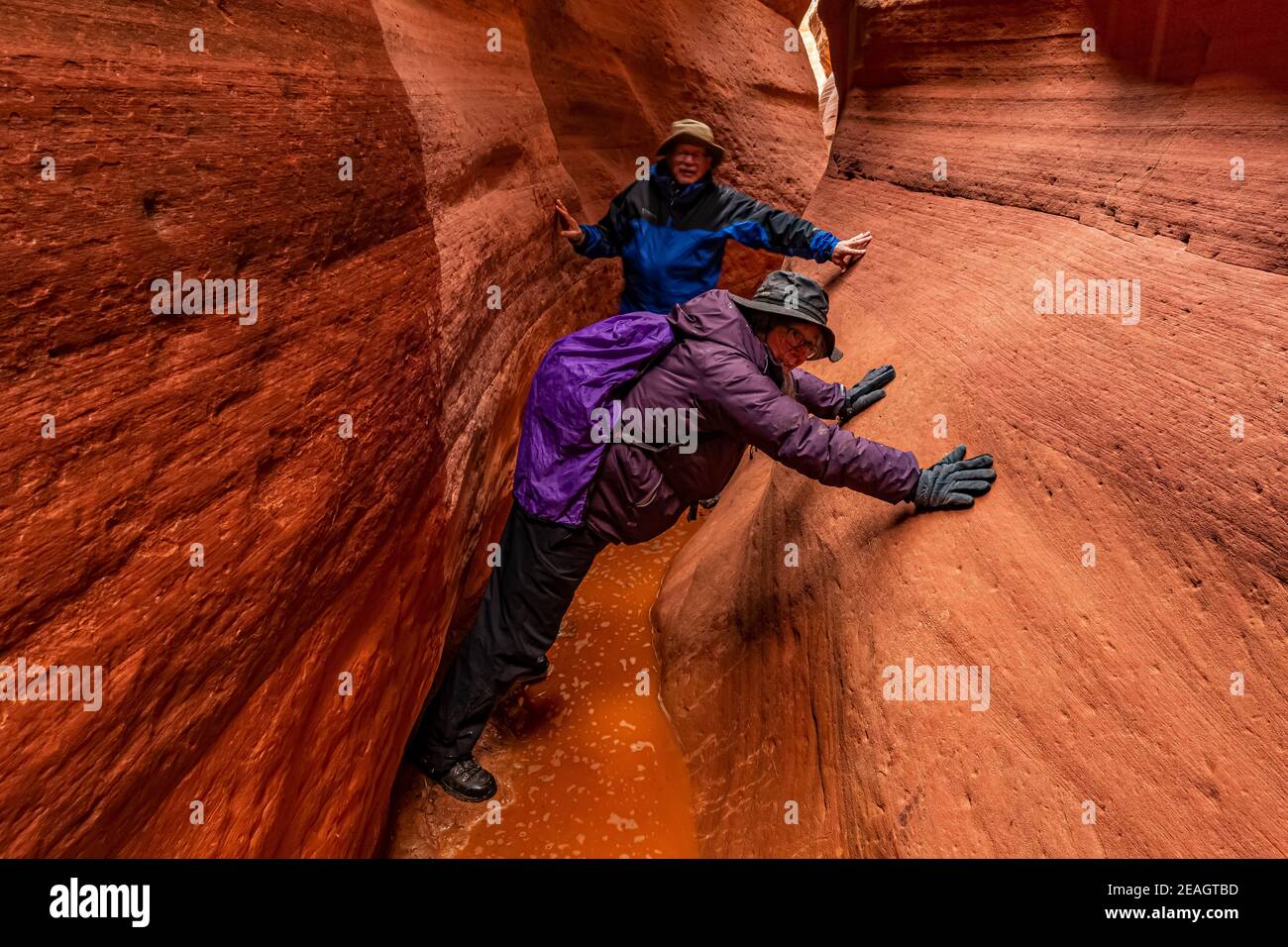 Canyonering dans Red Canyon, alias Peek-a-Boo Canyon, près de Kanab, Utah, États-Unis [pas de version du modèle; disponible uniquement pour les licences éditoriales] Banque D'Images