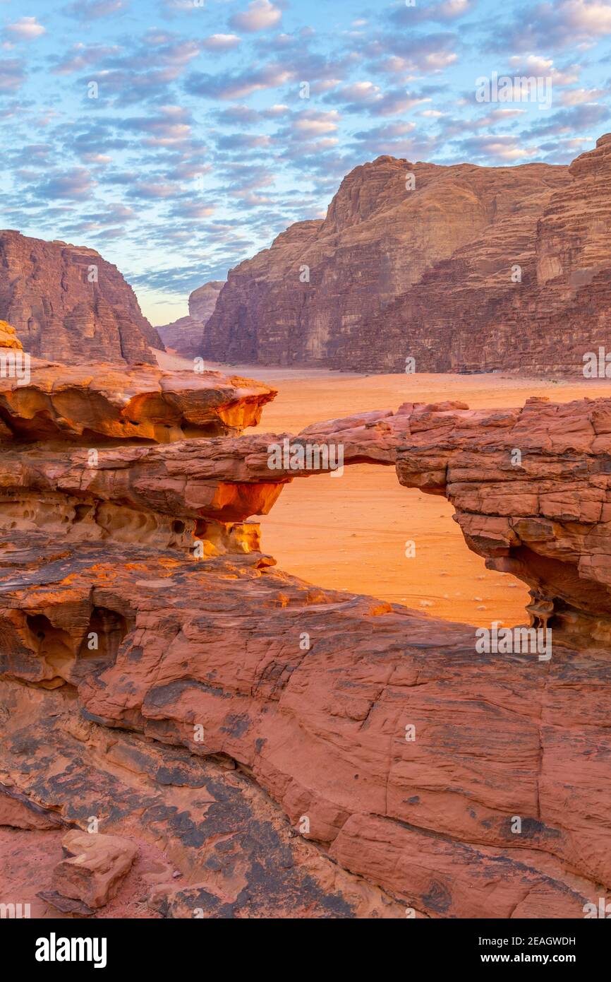 Petit pont de rocher à Wadi Rum, Jordanie Banque D'Images