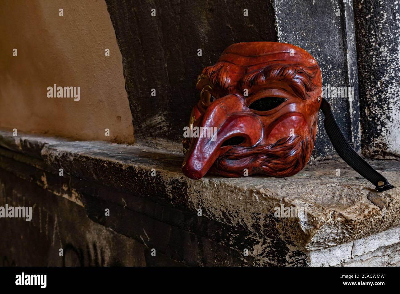 Masque de théâtre en cuir d'il Capitano (le capitaine) par l'artiste Carlo Setti de Venise qui se spécialise dans les masques Commedia dell'Arte. Banque D'Images